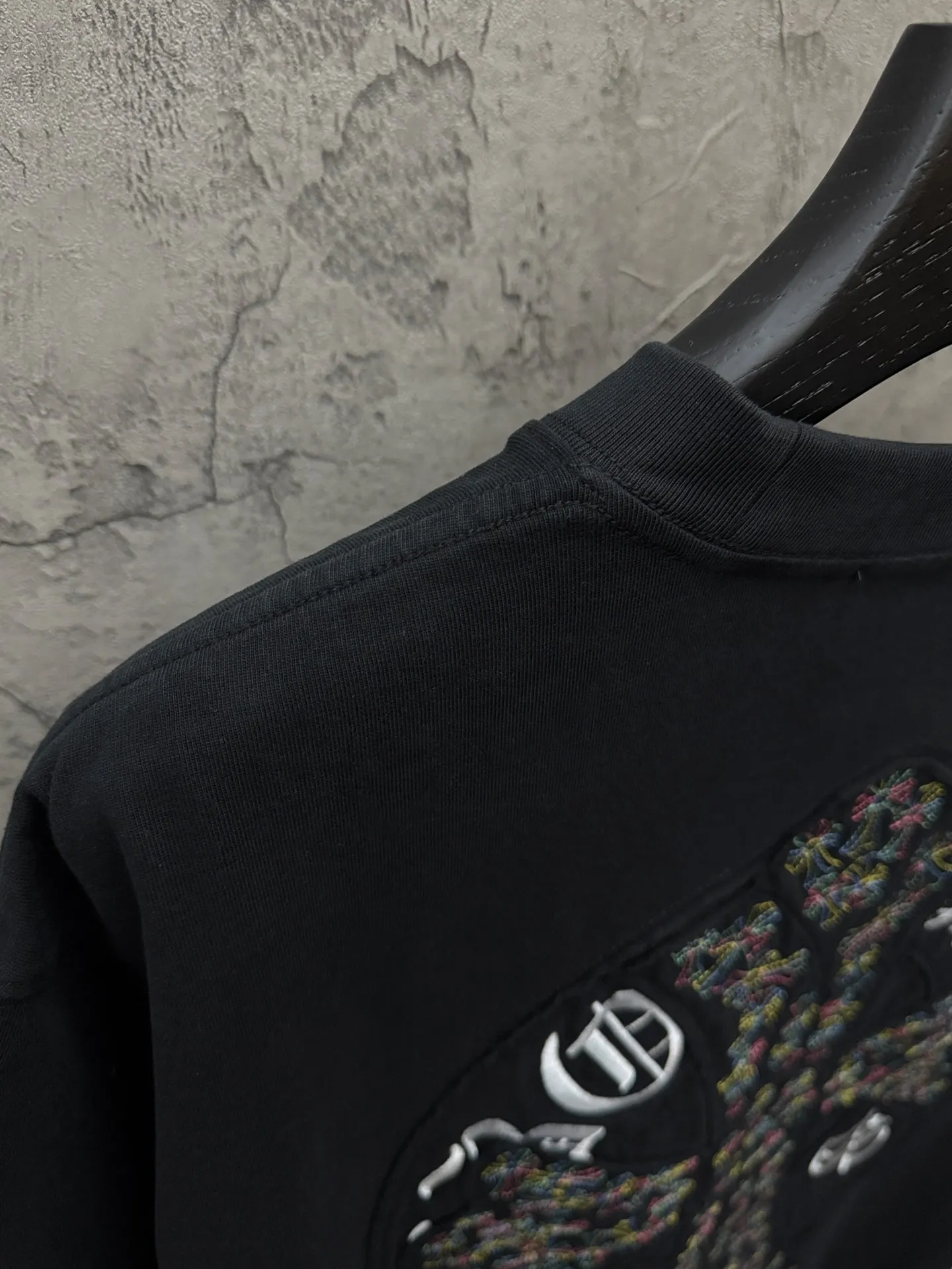 P180 top version, real shot without P, ​​different from market currency) 𝗖𝗵𝗿𝗼𝗺𝗲 𝗛𝗲𝗮𝗿𝘁𝘀/Croxin 2026 spring new original single counter American laser burnt patch embroidered couple short sleeves 👑The highest version! Customized fabric 300 grams, best-selling model at the counter, very comfortable to wear. Accessories: original molded and authenticated collar label ➕ 100% silk wash water label. Genuine purchase-grade original hangtag➕matching hanging rope➕3D hanging beads➕original packaging bag. Craftsmanship: The original version has consistent wiring! The highest version of the armhole matching technique! Color: White Black Size: S M L XL Style No.: 26-2010